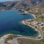 Εναέρια θέα ελληνικής ακτογραμμής και παραθαλάσσιας διαδρομής