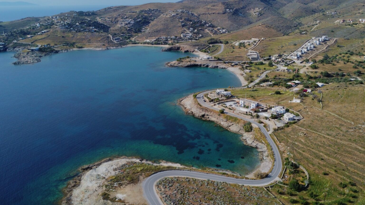 Εναέρια θέα ελληνικής ακτογραμμής και παραθαλάσσιας διαδρομής