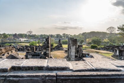 Αρχαία πέτρινα ερείπια σε υπαίθριο αρχαιολογικό χώρο
