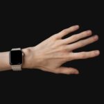 Χέρι με σύγχρονο smartwatch και wearable τεχνολογία