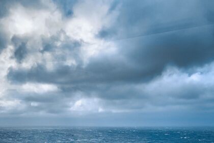 Τρικυμιώδης ωκεανός κάτω από βαριά σύννεφα καταιγίδας