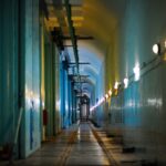 Υπόγεια σήραγγα με μπλε φωτισμό, ενδεικτική εικόνα για το πείραμα σκοτεινής ύλης