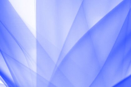 Αφηρημένα μπλε κύματα που συμβολίζουν την κβαντική συμπεριφορά και τη βαρύτητα