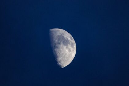 Μισοφωτισμένος δορυφόρος σε βαθύ μπλε ουρανό
