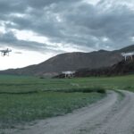 Drones πετούν πάνω από ορεινό τοπίο, ενδεικτική εικόνα για το αυτόνομο ρομποτικό σύστημα ASTRA της NASA
