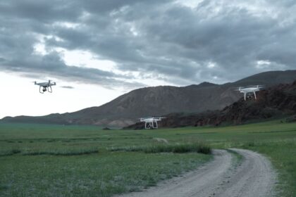 Drones πετούν πάνω από ορεινό τοπίο, ενδεικτική εικόνα για το αυτόνομο ρομποτικό σύστημα ASTRA της NASA