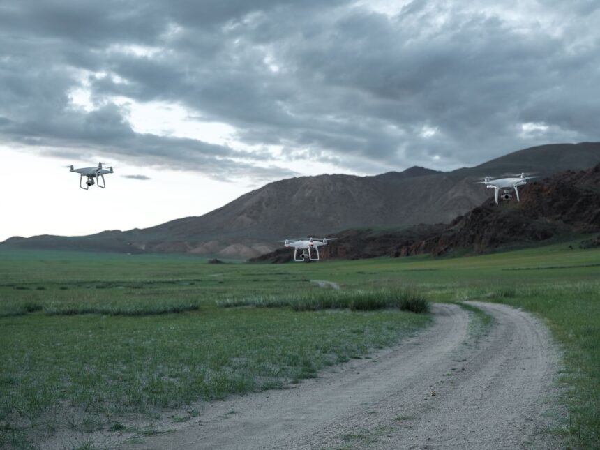 Drones πετούν πάνω από ορεινό τοπίο, ενδεικτική εικόνα για το αυτόνομο ρομποτικό σύστημα ASTRA της NASA