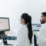 Δύο ερευνητές εξετάζουν δεδομένα σε οθόνη εργαστηρίου
