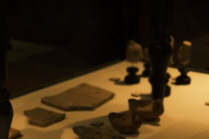Αρχαία κοσμήματα και κεραμικά σε προθήκη μουσείου, ενδεικτική εικόνα